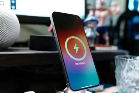 海伦苹果15换屏服务分享用什么充电器给iPhone15充电更好 